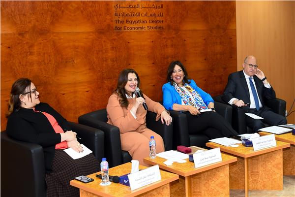 السفيرة سها جندي أثناء الندوة