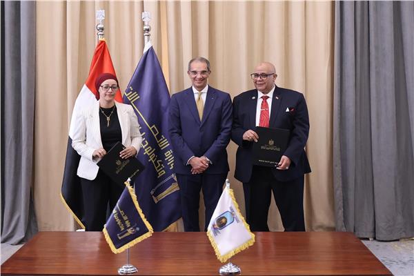وزير الاتصالات خلال مراسم توقيع العقد 