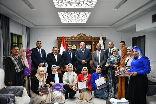 محافظ قنا يكرم طاقم تمريض مستشفى ابوتشت المركزى  