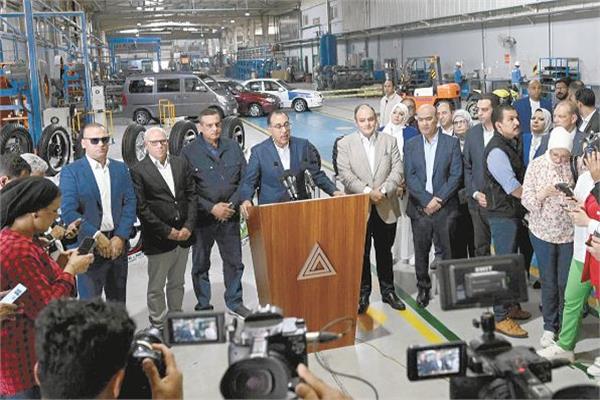 مؤتمرًا رئيس الوزراء عقب جولته في مصنع «بيراميدز»