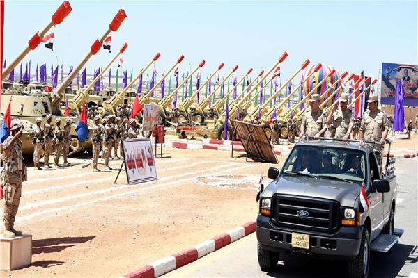 وزير الدفاع وقيادات القوات المسلحة خلال الجولة