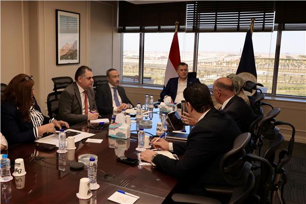 وزير السياحة خلال الاجتماع