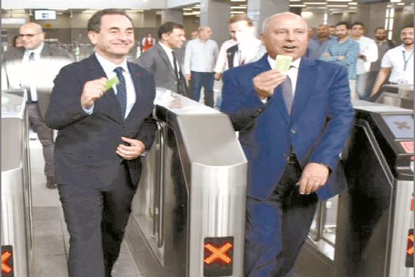 وزير النقل والسفير الفرنسى خلال الجولة