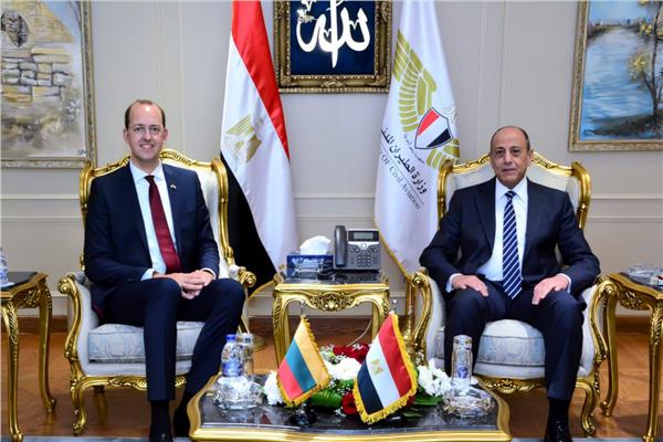 وزير الطيران المدني يبحث مع وزير النقل والاتصالات بجمهورية ليتوانيا 