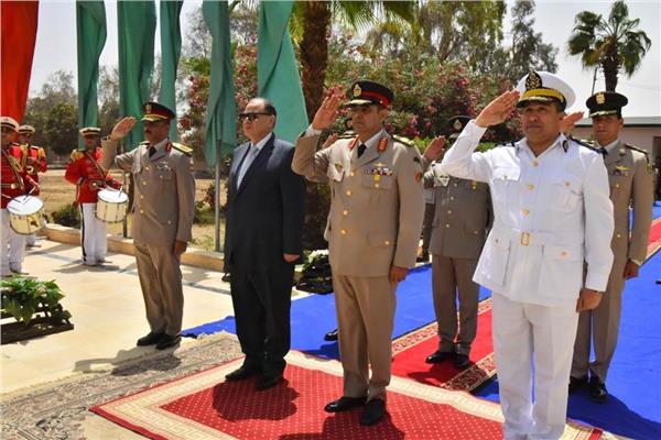 محافظ أسيوط يشارك قائد المنطقة الجنوبية العسكرية في وضع إكليل من الزهور على النصب التذكاري للشهداء