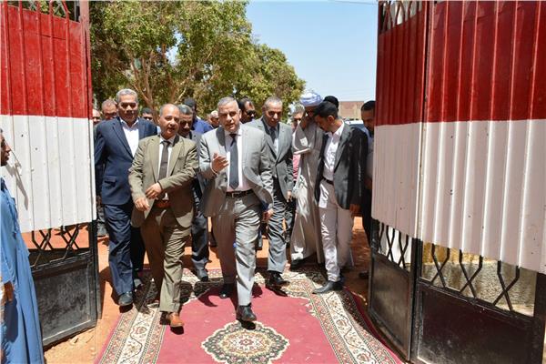 اللواء طارق الفقي محافظ سوهاج خلال جولة تفقدية