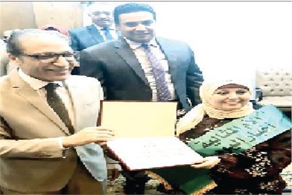 إسلام عفيفى رئيس مجلس إدارة أخبار اليوم يهدى شهادة التقدير لداليا أمين