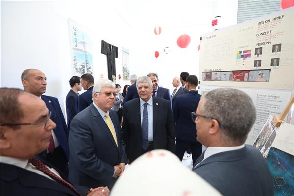 وزير التعليم العالي خلال الجولة