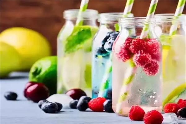 صورة تعبيرية ل الماء المنقوع بالفواكه