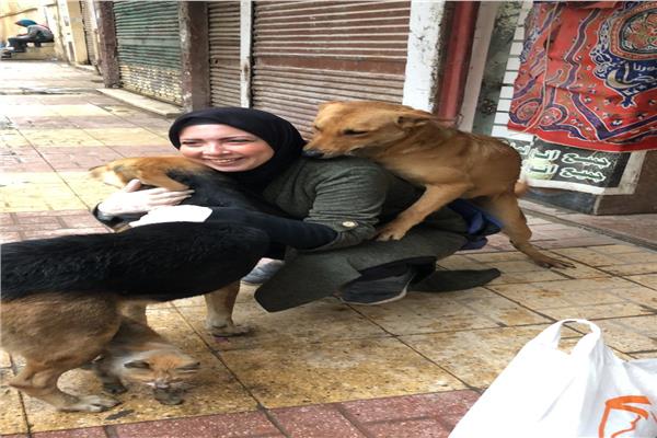 نهى وندا تطعمان الكلاب والقطط