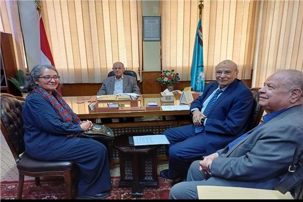 الدكتور عبدالوهاب عبدالحافظ خلال استقباله الدكتورة كرمة سامي مديرة المركز القومي للترجمة