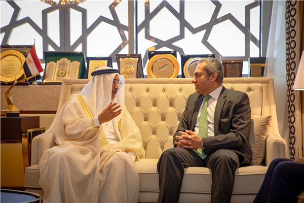 المهندس خالد محمود عباس خلال استقباله الشيخ خالد بن عبد الله آل خليفة 