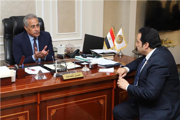 وزير العمل مع محرر بوابة أخبار اليوم