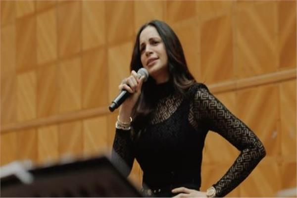 الفنانة آمال ماهر