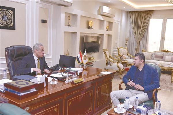 حسن شحاتة وزير العمل ، خلال بلقائه بمحرر «الأخبار» الكاتب محمد ربيع