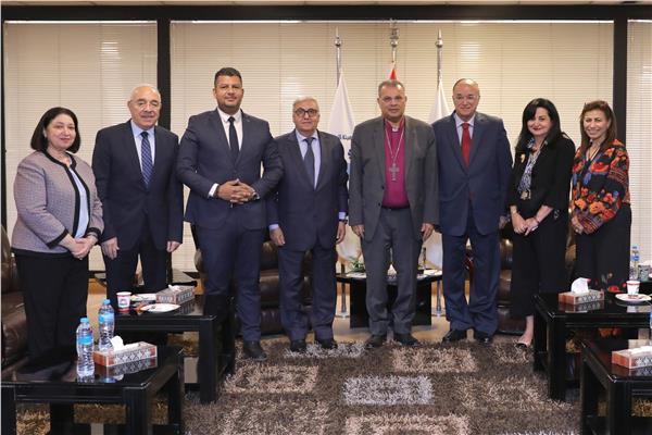 القس أندريه زكي خلال استقباله السفيرة مشيرة خطاب للتهنئة بمناسبة عيد القيامة المجيد