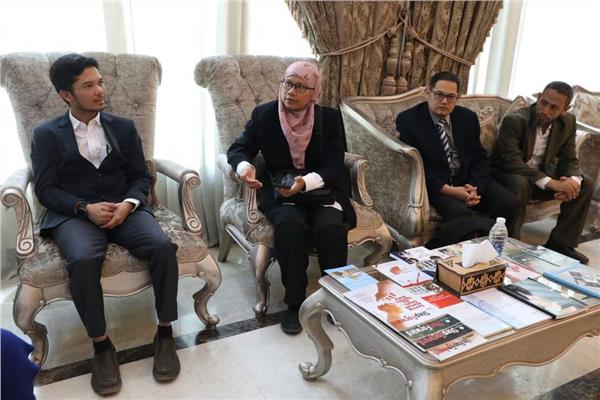 الدكتورة رهام سلامة خلال استقبالها وفدًا من باحثي جامعة العلوم الإسلامية بماليزيا