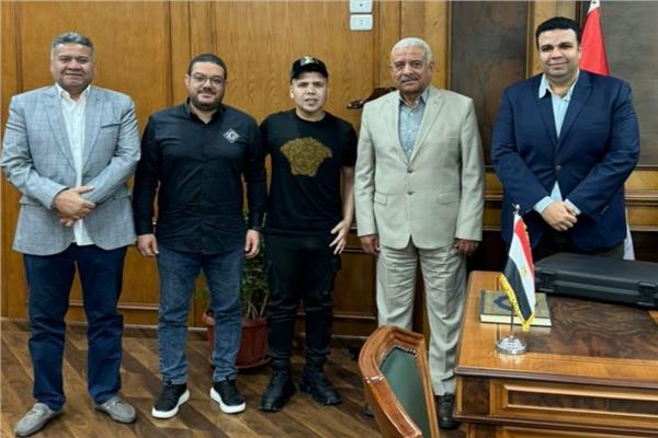 يقدمه عمر كمال.. التجهيز لحفل فني دعما لنادي منتخب السويس