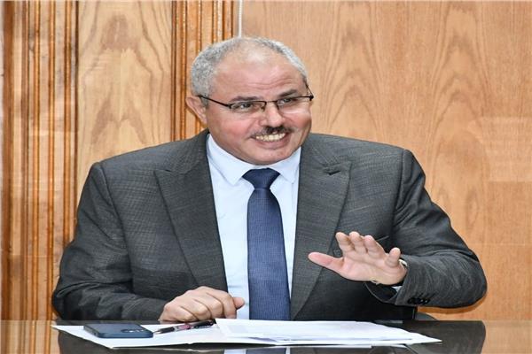 الدكتور ناصر مندور رئيس جامعة قناة السويس