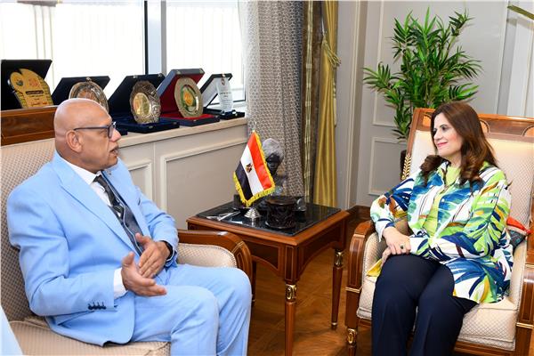 وزيرة الهجرة تستقبل أحد أعضاء الجالية المصرية في بولندا