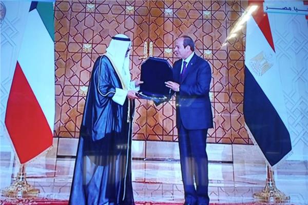 الرئيس السيسي أثناء منح أمير الكويت قلادة النيل