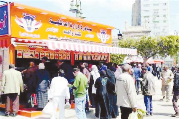 إقبال كبير على أحد منافذ مبادرة وزارة الداخلية «كلنا واحد»