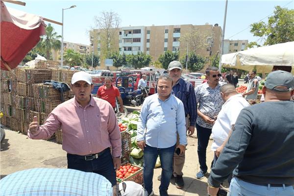 رئيس الجهاز بالشروق يحرر 12 محضر ويصادر إشغالات الأسواق التجارية