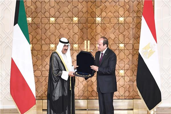 تقيلد الرئيس عبدالفتاح السيسي لأمير الكويت الشيخ مشعل الأحمد الجابر الصباح بقلادة النيل