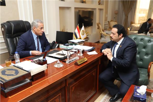 وزير العمل مع الزميل محمد عوض