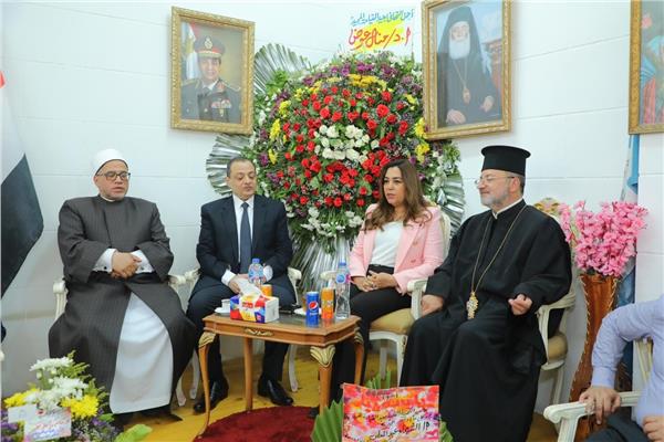 الدكتورة منال عوض محافظ دمياط وجانب من الزيارة 