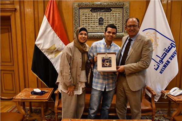 رئيس جامعة حلوان يكرم الطالب عبد أشرف