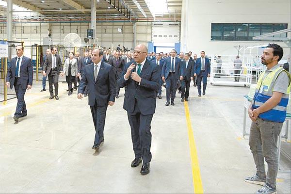 الرئيس عبدالفتاح السيسى خلال جولته التفقدية بمجمع «هاير مصر» الصناعى للأجهزة الكهربائية
