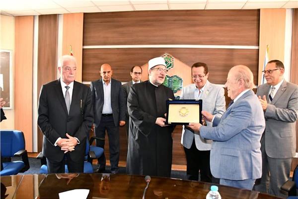 المهندس سمير عارف يهدي وزير الأوقاف درع جمعية المستثمرين