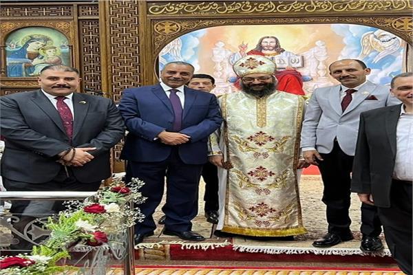 النائب إيهاب الطماوي خلال تقديم التهنئة بعيد القيامة المجيد