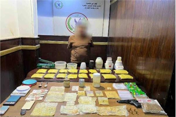 المتهم امامه المضبوطات