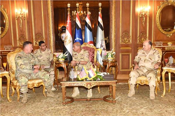 وزير الدفاع خلال لقائه قائد القيادة المركزية الأمريكية
