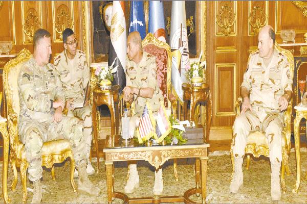 الفريق أول محمد زكى خلال لقائه قائد القيادة المركزية الأمريكية