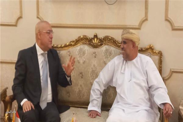 وزير الإسكان يستقبل نظيره العماني والوفد المرافق له بمطار القاهرة الدولي 