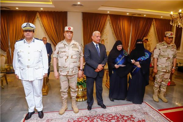  قائد الجيش الثالث الميداني أثناء تكريم عدداً من أسر الشهداء والمصابين