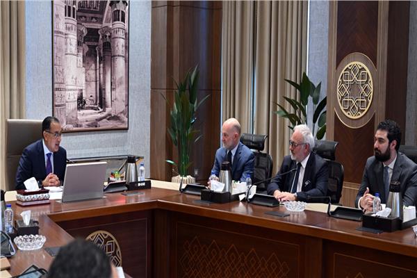 الدكتور مصطفى مدبولي اثناء متابعة إنشاء المركز القومي الفرنسي لعلاج الأورام جوستاف روسي