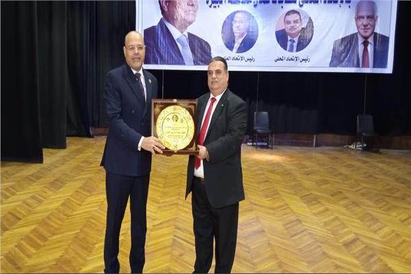 محمد كامل يكرم رئيس اتحاد عمال مصر