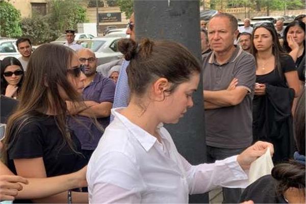 يسرا اللوزي لحظة تشييع جثمان والدتها