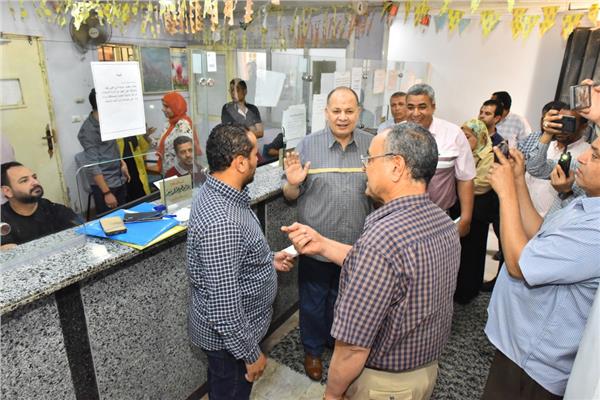 محافظ أسيوط خلال متابعته لتقديم طلبات التصالح فى مخالفات البناء بالمراكز التكنولوجية