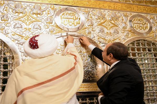 الرئيس السيسي وسلطان البهرة يضعان نقاط «بسم الله الرحمن الرحيم» على ضريح السيدة زينب
