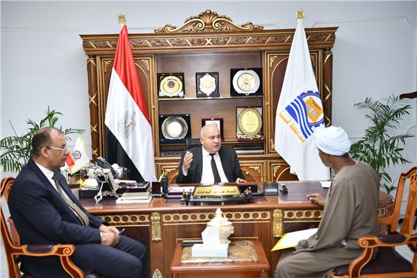 اللواء أشرف الداودي محافظ قنا خلال لقائه بالمواطنين