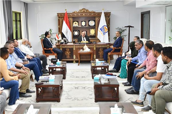 اللواء أشرف الداودي محافظ قنا خلال الاجتماع