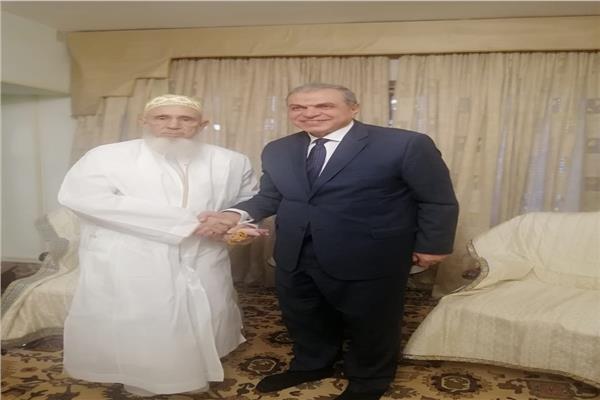 السلطان مفضل سيف الدين خلال استقباله السلطان مفضل سيف الدين سلطان طائفة البهرة بالهند