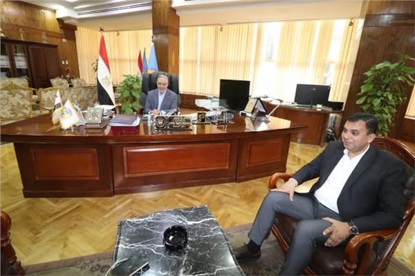  الدكتور محمود زكي رئيس جامعة طنطا مع محرر بوابة أخبار اليوم