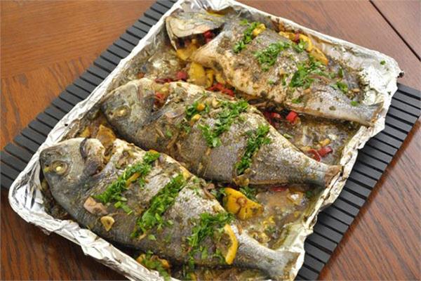 سمك مشوي بالليمون والكزبرة بالفرن