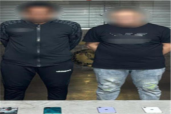 المتهمون بحوزتهم المضبوطات 